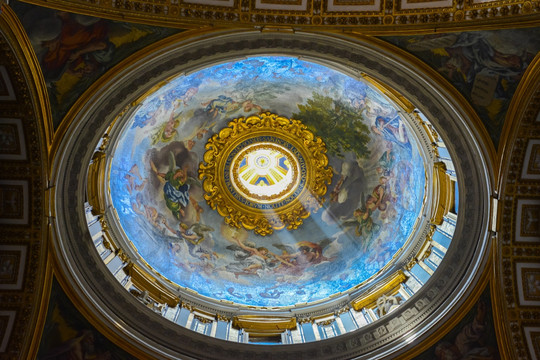 梵蒂冈教堂穹顶耶稣光
