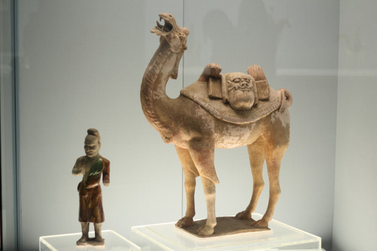 彩绘陶骆驼彩色釉陶牵驼俑唐代表
