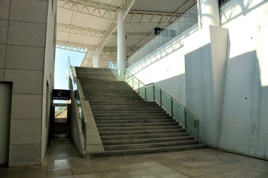 动车站楼梯处