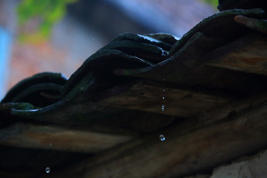 屋檐雨滴