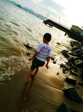 小孩 海邊
