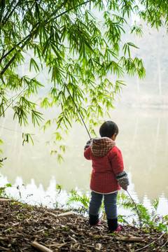 河边 竹林 小女孩背影