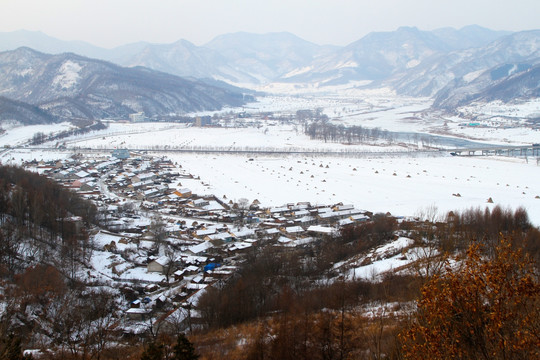 俯瞰村庄雪景