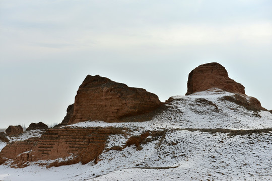 雪中的苏巴什古城遗址