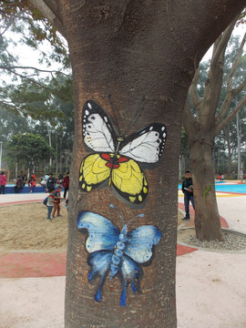 画在树上的蝴蝶