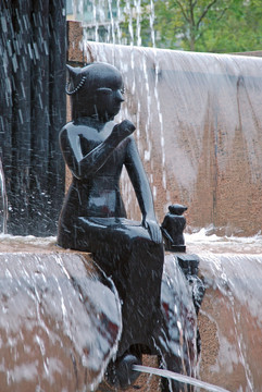 柏林大型喷泉雕塑 头上长角人像
