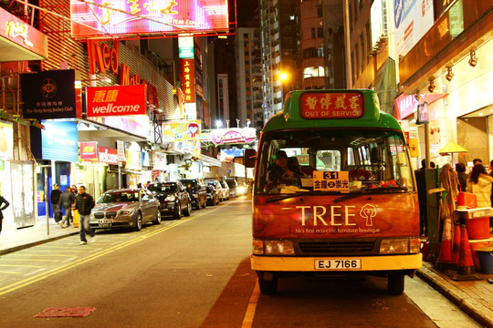 香港夜晚街道小巴车