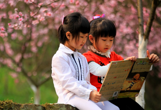 春天阅读书籍的儿童