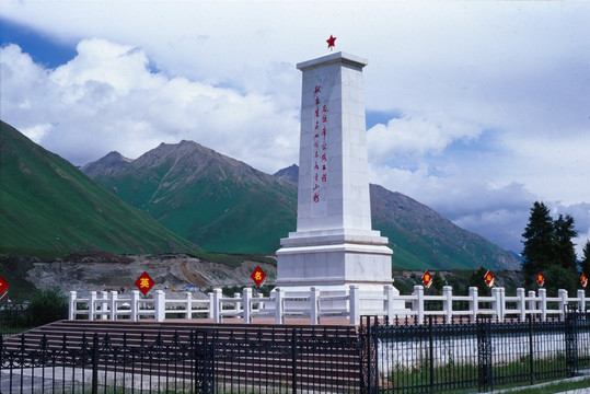 独库公路纪念碑 巍巍天山纪念碑