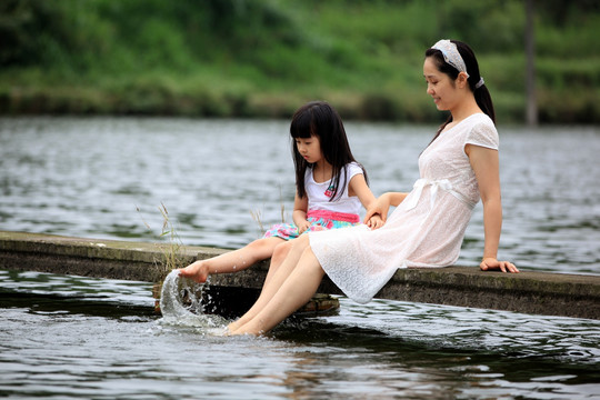 田园母女戏水