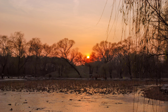 夕阳下的湖面