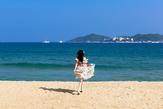 沙滩海边女孩