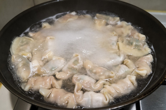 煮饺子 水饺 饺子