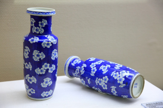 蓝釉白花瓶