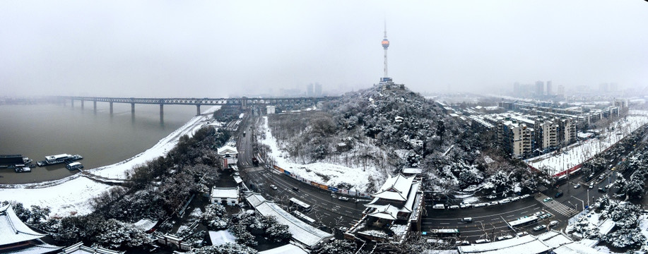 雪中的龟山电视塔