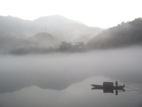 雾中独钓