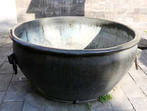 北京孔庙大铜缸