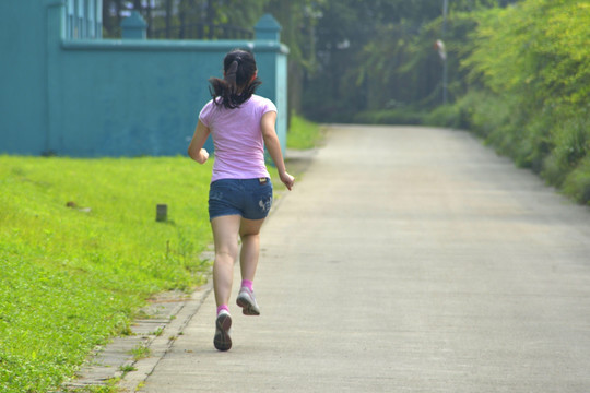 跑步的少女