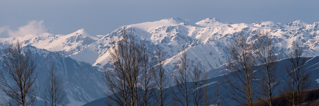 黄昏中的冬季天山