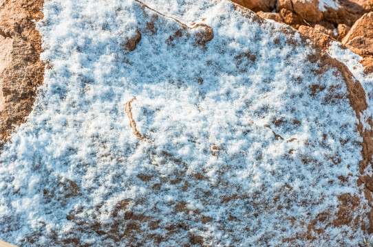 雪 岩石