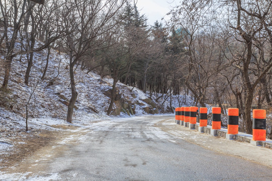 雪后盘山公路