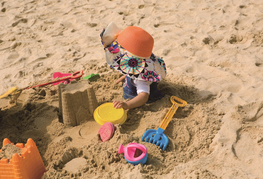 玩沙子的孩子