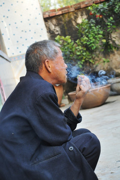 老人吸烟