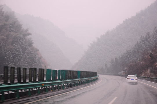 雪天高速公路