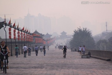 雾霾中的古城墙