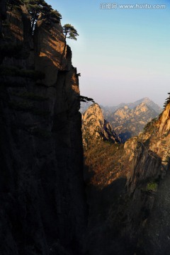 黄山峭立石峰