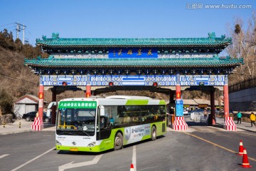 燕塞雄关牌楼 古典牌楼 旅游车