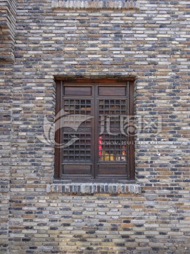 古色古香的砖墙和方格木窗