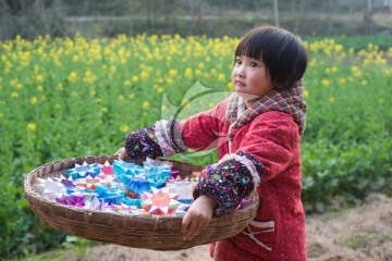 小女孩抱河灯