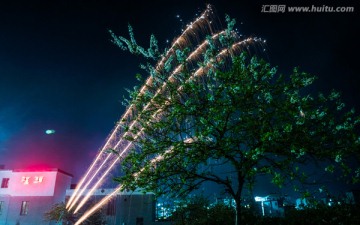 溪头村春节李树烟花