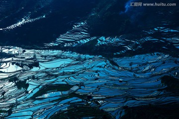 红河哈尼族蓝色梯田