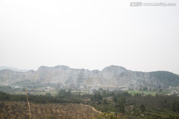 矿山脚下的村庄 高清图