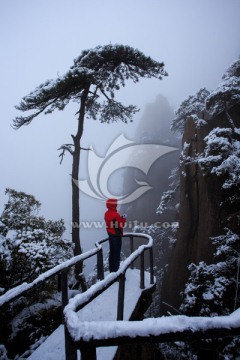 红衣人雪山赏雪