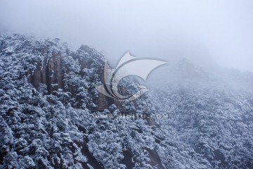 云雾雪山