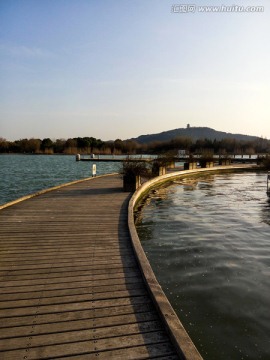 湖中景观木桥