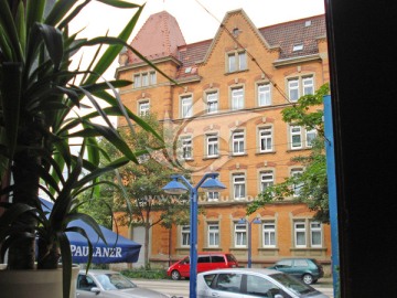 德国路边餐厅窗外的建筑