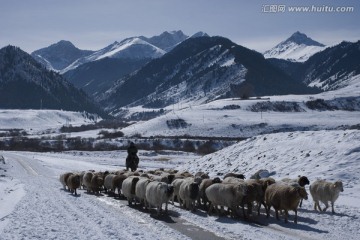 牧民出天山 风雪天山路