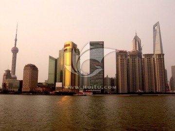 上海外滩黄浦江畔高层建筑