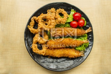 酥炸鱿鱼圈和酥炸虾