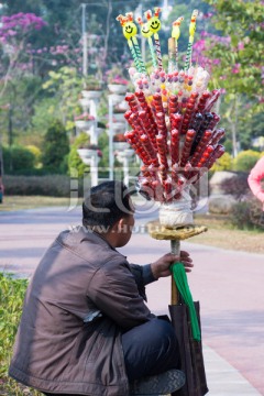 冰糖葫芦的小贩