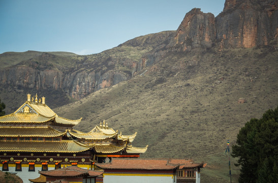 山脚下美丽的藏传佛教寺院