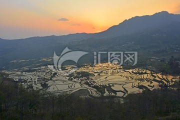 大山里的日出