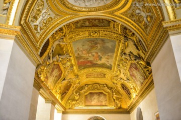 卢浮宫金色豪华穹顶