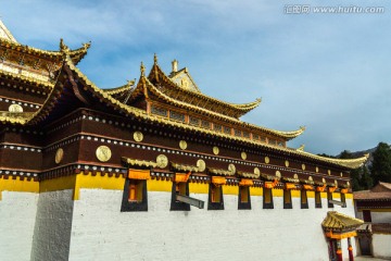 蓝天下的金色佛殿建筑