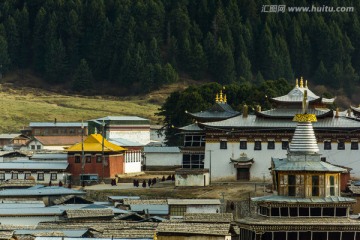 山林边的甘南格尔底寺