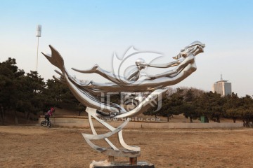 飞翔的人鱼雕塑